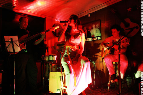 Show de Lan&ccedil;amento CD e DVD Mosaico Foto-Prosaico - Mirian&ecirc;s Zabot, no Ac&uacute;stico 389. Baixo e Viol&atilde;o: Rafael Campanile, Bateria: Sandro Cartier, Viol&atilde;o: Sandro Dornelles. Figurino: Deise Cristina Meneguzzi. Hair Stylists: Mauro de Oliveira. Realiza&ccedil;&atilde;o: Cultor Produtora Cultural. Apoio: Secretaria de Cultura de Passo Fundo - Projeto Cultura&ccedil;&atilde;o, Fiore, R&aacute;dio 99UPF, Caderno Avesso - Jornal O Nacional. Patrocinadores: Mad Ness e Hering. Foto: Aline Carmo (Passo Fundo 17/12/2009)