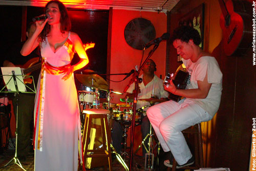 Show de Lan&ccedil;amento CD e DVD Mosaico Foto-Prosaico - Mirian&ecirc;s Zabot, no Ac&uacute;stico 389. Baixo e Viol&atilde;o: Rafael Campanile, Bateria: Sandro Cartier, Viol&atilde;o: Sandro Dornelles. Figurino: Deise Cristina Meneguzzi. Hair Stylists: Mauro de Oliveira. Realiza&ccedil;&atilde;o: Cultor Produtora Cultural. Apoio: Secretaria de Cultura de Passo Fundo - Projeto Cultura&ccedil;&atilde;o, Fiore, R&aacute;dio 99UPF, Caderno Avesso - Jornal O Nacional. Patrocinadores: Mad Ness e Hering. Foto: Gilberto P. Zabot (Passo Fundo 17/12/2009)