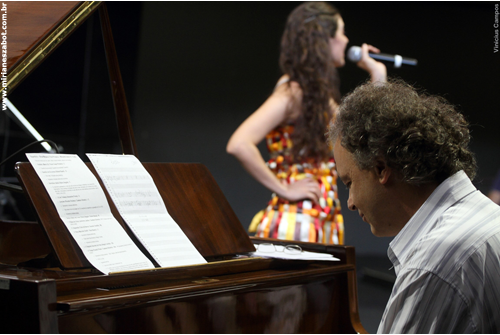 Show de Lan&ccedil;amento CD e DVD Mosaico Foto-Prosaico - Mirian&ecirc;s Zabot. Piano: Marinho Boff&aacute;, Baixo: Gustavo Sato, Bateria: Jabes. Dire&ccedil;&atilde;o Art&iacute;stica: Vin&iacute;cius Piedade e Mirian&ecirc;s Zabot. Figurino: Deise Cristina Meneguzzi. Hair Stylists: Mauro de Oliveira. Cen&aacute;rio: Natalia Reis e Cyntia Ueda. Realiza&ccedil;&atilde;o: CCSP e Prefeitura de S&atilde;o Paulo - Secretaria de Cultura. Foto: Vin&iacute;cius Campos (S&atilde;o Paulo 02/04/2010 - Centro Cultural S&atilde;o Paulo)
