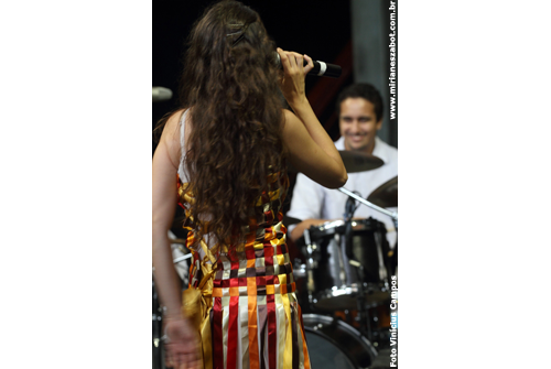 Show de Lan&ccedil;amento CD e DVD Mosaico Foto-Prosaico - Mirian&ecirc;s Zabot. Piano: Marinho Boff&aacute;, Baixo: Gustavo Sato, Bateria: Jabes. Dire&ccedil;&atilde;o Art&iacute;stica: Vin&iacute;cius Piedade e Mirian&ecirc;s Zabot. Figurino: Deise Cristina Meneguzzi. Hair Stylists: Mauro de Oliveira. Cen&aacute;rio: Natalia Reis e Cyntia Ueda. Realiza&ccedil;&atilde;o: CCSP e Prefeitura de S&atilde;o Paulo - Secretaria de Cultura. Foto: Vin&iacute;cius Campos (S&atilde;o Paulo 02/04/2010 - Centro Cultural S&atilde;o Paulo)