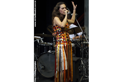 Show de Lan&ccedil;amento CD e DVD Mosaico Foto-Prosaico - Mirian&ecirc;s Zabot. Piano: Marinho Boff&aacute;, Baixo: Gustavo Sato, Bateria: Jabes. Dire&ccedil;&atilde;o Art&iacute;stica: Vin&iacute;cius Piedade e Mirian&ecirc;s Zabot. Figurino: Deise Cristina Meneguzzi. Hair Stylists: Mauro de Oliveira. Cen&aacute;rio: Natalia Reis e Cyntia Ueda. Realiza&ccedil;&atilde;o: CCSP e Prefeitura de S&atilde;o Paulo - Secretaria de Cultura. Foto: Vin&iacute;cius Campos (S&atilde;o Paulo 02/04/2010 - Centro Cultural S&atilde;o Paulo)
