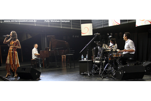 Show de Lan&ccedil;amento CD e DVD Mosaico Foto-Prosaico - Mirian&ecirc;s Zabot. Piano: Marinho Boff&aacute;, Baixo: Gustavo Sato, Bateria: Jabes. Dire&ccedil;&atilde;o Art&iacute;stica: Vin&iacute;cius Piedade e Mirian&ecirc;s Zabot. Figurino: Deise Cristina Meneguzzi. Hair Stylists: Mauro de Oliveira. Cen&aacute;rio: Natalia Reis e Cyntia Ueda. Realiza&ccedil;&atilde;o: CCSP e Prefeitura de S&atilde;o Paulo - Secretaria de Cultura. Foto: Vin&iacute;cius Campos (S&atilde;o Paulo 02/04/2010 - Centro Cultural S&atilde;o Paulo)