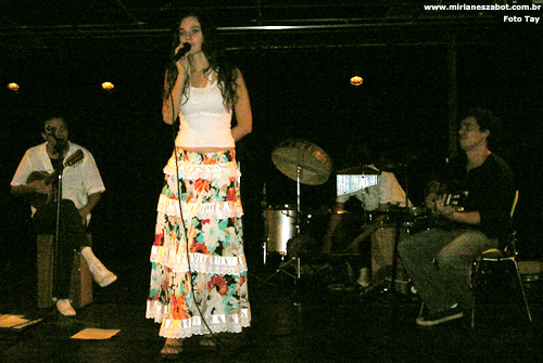 Shows Mosaico Foto-Prosaico - Mirian&ecirc;s Zabot e Gueto Fino - Bruno Brasil. Viol&atilde;o e Bandolim: Fernando Diniz, Percuss&atilde;o: J&uacute;lio Dreads. Part. Especiais: Galldino e Sandro Dornelles. Figurino: Delise L. Zabot. Foto: Tay (Teatro da Vila - S&atilde;o Paulo 12/03/2010)