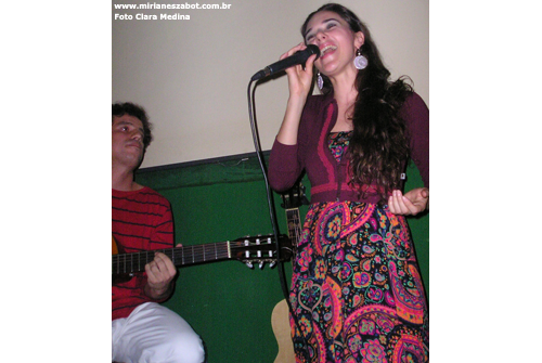 Shows Mosaico Foto-Prosaico - Mirian&ecirc;s Zabot e Da Porta Pra Rua - Sandro Dornelles. Ao viol&atilde;o Sandro Dornelles. Part. Especiais: Thiago Augusto, Carlinhos Cruz e Dani Nega. Foto: Clara Medina (Boteco Reza Vela - S&atilde;o Paulo 23/03/2010)