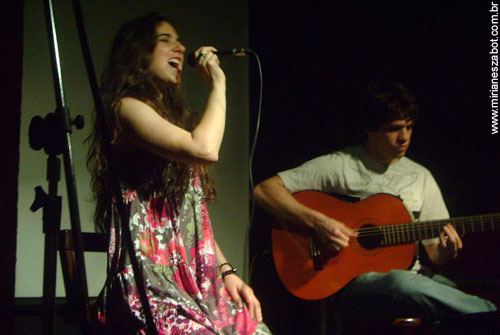 II Pocket-Shows de pr&eacute;-lan&ccedil;amento dos Cds Mosaico Foto-Prosaico de Mirian&ecirc;s Zabot e A Kind Of Bossa de Rodrigo Del Arc ao viol&atilde;o Leandro Brenner. Foto por Leandro de Paula. (Villaggio Caf&eacute; - S&atilde;o Paulo - 20/09/2008)