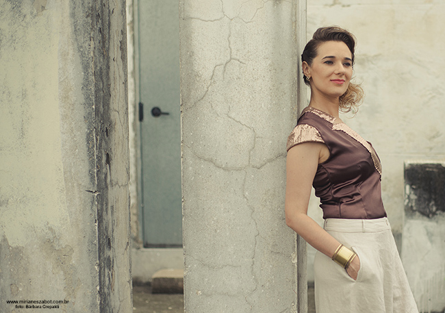 Ensaio fotogr&aacute;fico para o CD: Mirian&ecirc;s Zabot canta Gonzaguinha &ndash; Pegou um Sonho e Partiu.<br> Fotos: B&aacute;rbara Crepaldi. Hair Stylist e Maquiagem: Mauro De Oliveira (Retr&ocirc; Hair) | Concep&ccedil;&atilde;o de Figurino: Deise Cristina Meneguzzi e Mirian&ecirc;s Zabot. (S&atilde;o Paulo-SP, 2016)