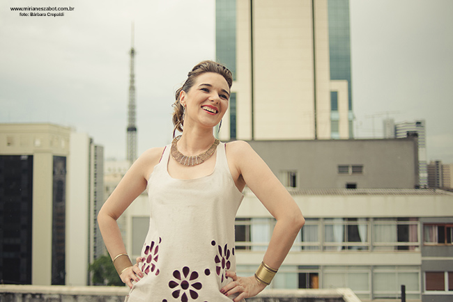 Ensaio fotogr&aacute;fico para o CD: Mirian&ecirc;s Zabot canta Gonzaguinha &ndash; Pegou um Sonho e Partiu.<br> Fotos: B&aacute;rbara Crepaldi. Hair Stylist e Maquiagem: Mauro De Oliveira (Retr&ocirc; Hair) | Concep&ccedil;&atilde;o de Figurino: Deise Cristina Meneguzzi e Mirian&ecirc;s Zabot. (S&atilde;o Paulo-SP, 2016)
